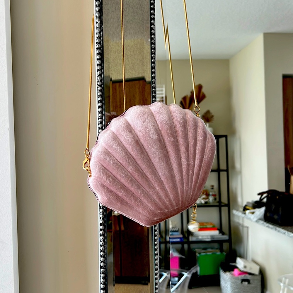 Shell Clam Purse